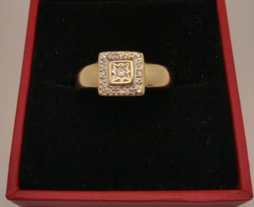 9ct Yellow Gold Diamond Ring - Pre-owned
