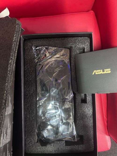 ASUS ROG Strix RX 5700 XT OC Edition 8GB GDDR6 Graphics Card/256-bit Memory ( I month old)