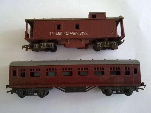 2 x Tri-ang Coaches - Crazy R1 start