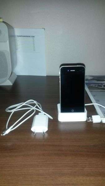 Very good condition IPhone 4S 16gig with mini docking station