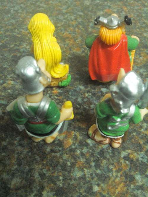 Nice set of Asterix and Obelix Figurines (Set of 8, 03-04cm)