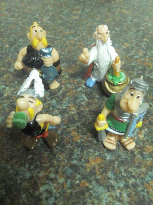 Nice set of Asterix and Obelix Figurines (Set of 8, 03-04cm)