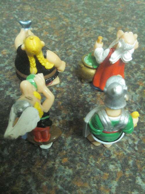 Nice set of Asterix and Obelix Figurines (Set of 8, 03-04cm)