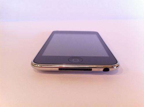 iPod Touch 32GB 3rd Generation with Dexim Charger