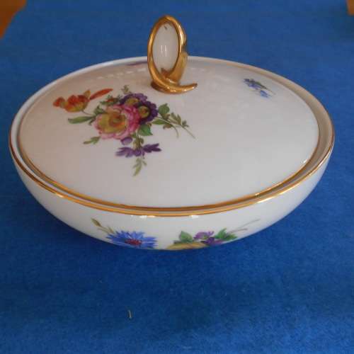Beautiful Dresden style lidded bowl with pretty gilding - Furstenberg (Germany)