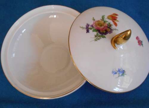 Beautiful Dresden style lidded bowl with pretty gilding - Furstenberg (Germany)