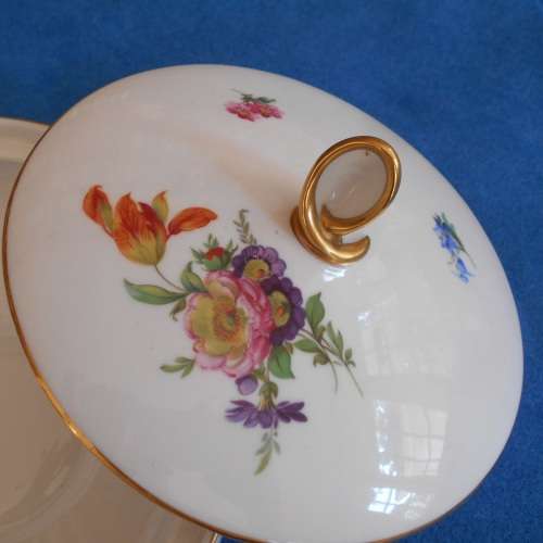 Beautiful Dresden style lidded bowl with pretty gilding - Furstenberg (Germany)