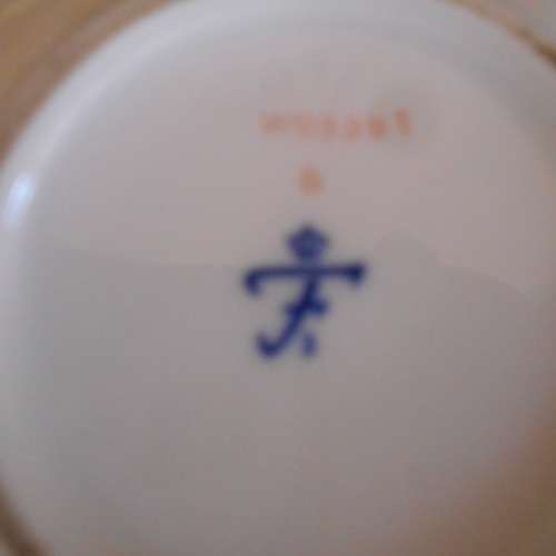 Beautiful Dresden style lidded bowl with pretty gilding - Furstenberg (Germany)