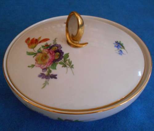 Beautiful Dresden style lidded bowl with pretty gilding - Furstenberg (Germany)