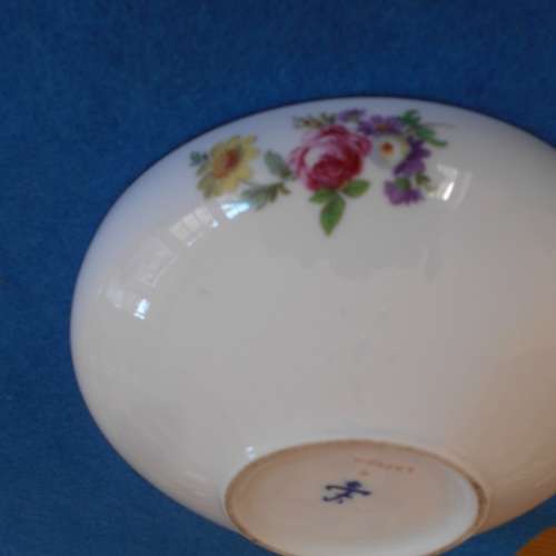 Beautiful Dresden style lidded bowl with pretty gilding - Furstenberg (Germany)