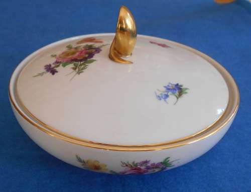 Beautiful Dresden style lidded bowl with pretty gilding - Furstenberg (Germany)