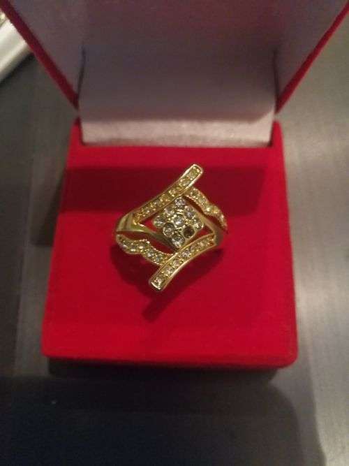 Stunning imitation ring(box not included)