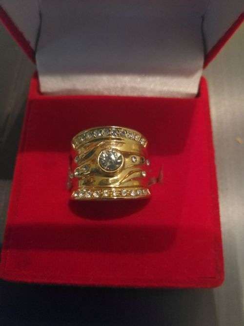 Stunning imitation ring(box not included)