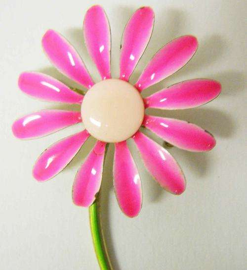 VINTAGE- Funky Daisy Brooch in "Lumo" Pink - Circa 1980's
