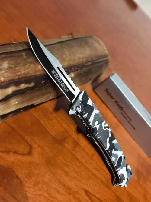 Smith and Wesson extreme ops pocket knife (camo)
