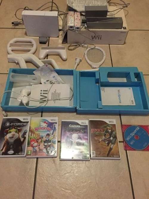 Wii CONSOLE, 2X CONTROLS WITH MOTION SENSOR  2X NUNCHUCK , 6 X GAMES,2 X GUNS, SPORT ACCESSORIES++++