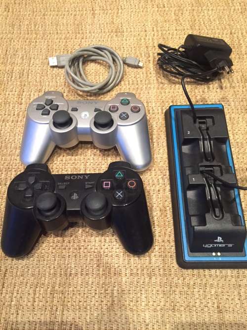 2X ORIGINAL PLASTATION 3 WIRELESS REMOTES + CHARGING DOCK