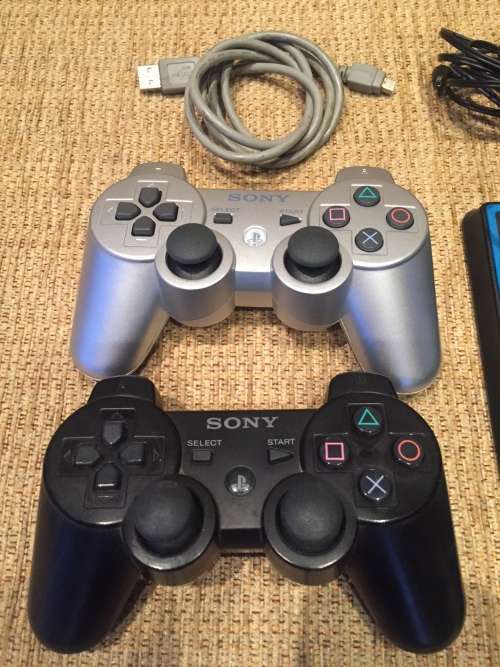 2X ORIGINAL PLASTATION 3 WIRELESS REMOTES + CHARGING DOCK