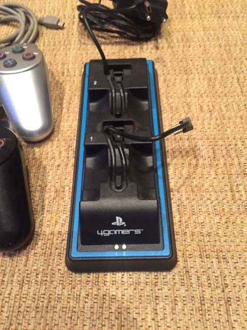 2X ORIGINAL PLASTATION 3 WIRELESS REMOTES + CHARGING DOCK