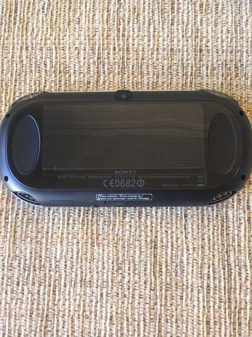 PS VITA 3G & WIFI ,16GB + 4GB MEMORY CARD, 4 GAMES INCLUDED, EARPHONES IN ORIGINAL BOX