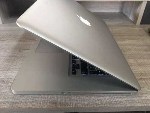 MACBOOK PRO i5, 15" INTEL CORE i5 CPU @ 2,40GHz, 500GB HDD, 6GB RAM, MacOS High Sierra
