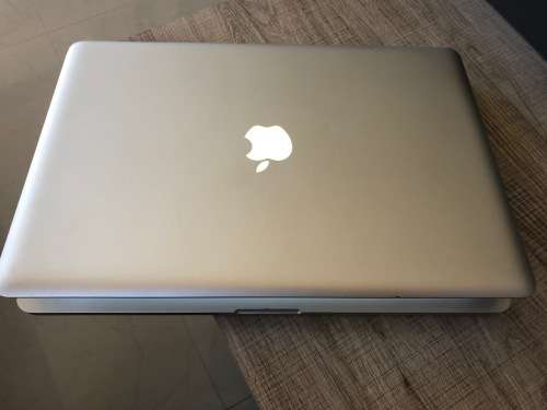 MACBOOK PRO i7, 15" INTEL CORE i7 QUAD CORE CPU @ 2,00GHz, 500GB SSHD, 8GB RAM, MacOS HIGH SIERRA