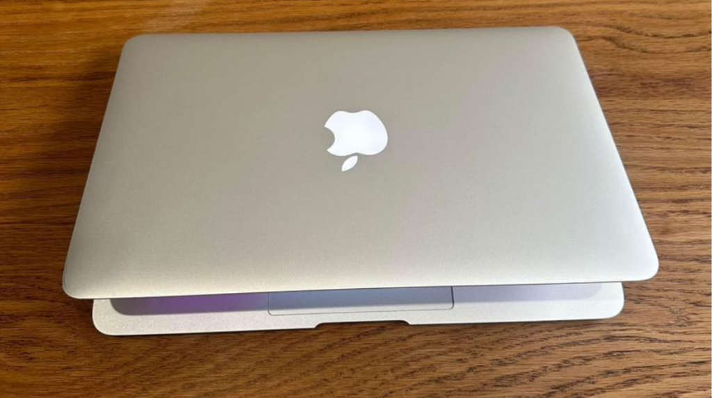 MACBOOK AIR 11` EARLY 2015 INTEL CORE i5, 128GB SSD, 4GB RAM, 1.6 GHz, EXCELLENT  CONDITION!!!!!