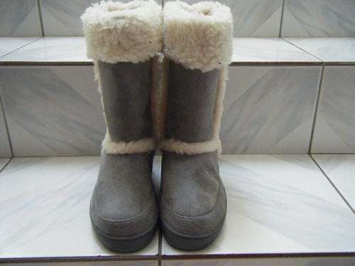 One pair Size 5 winter boots