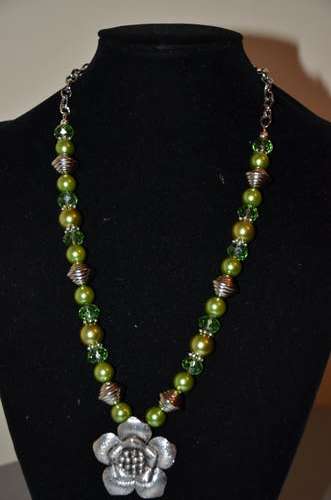 Flower Pendant with glas pearls and cristal detail necklace