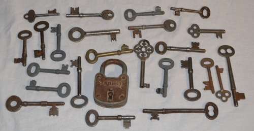 Vintage keys and padlock