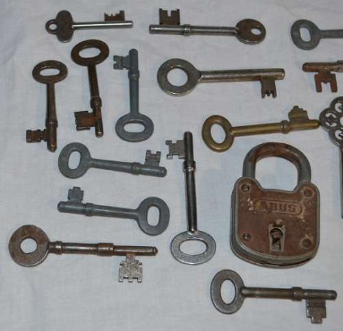 Vintage keys and padlock