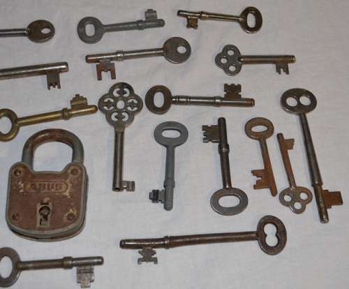 Vintage keys and padlock