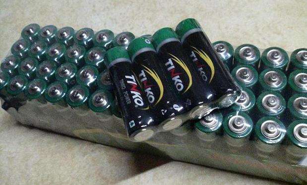 !!!!! 60 NEW AND SEALED BATTERIES AA 1.5V !!!!!