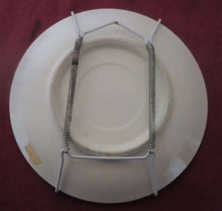 IMARI WALL PLATE -  PAIR OF PHEASANTS IN RED , BLUE AND WHITE WITH WALL HANGER