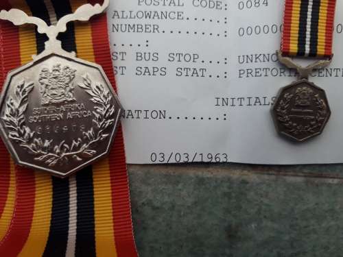 South Africa Set Full And Miniature Army Southern Africa Medals In Origional Box With Certificate