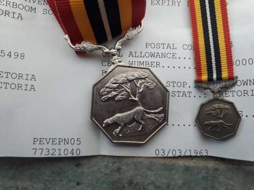 South Africa Set Full And Miniature Army Southern Africa Medals In Origional Box With Certificate