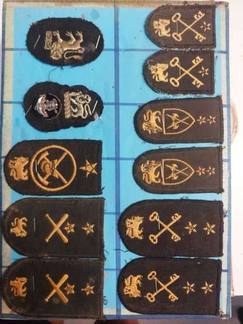 Group of 11 x Navy badges
