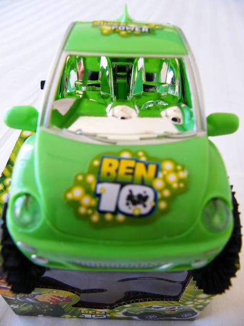 COOL UNSTOPPABLE BEN 10 BUMP & GO CAR
