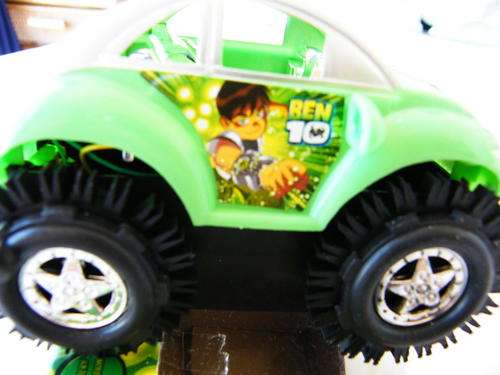 BRAND NEW - BEN 10 BUMP & GO CAR!!!
