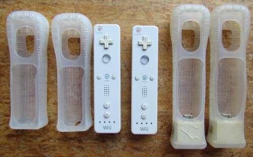 Wii Nintendo Controllers x 2 + silicone cover + extension with covers *** 1 bid for both**