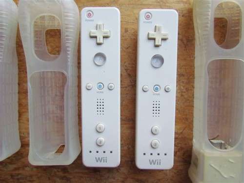 Wii Nintendo Controllers x 2 + silicone cover + extension with covers *** 1 bid for both**