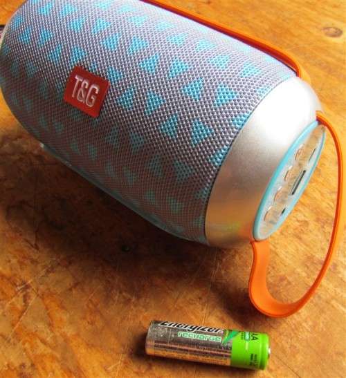POWERFUL T&G BLUE TOOTH SPEAKER - NEW WITH AUX & CHARGE CABLE