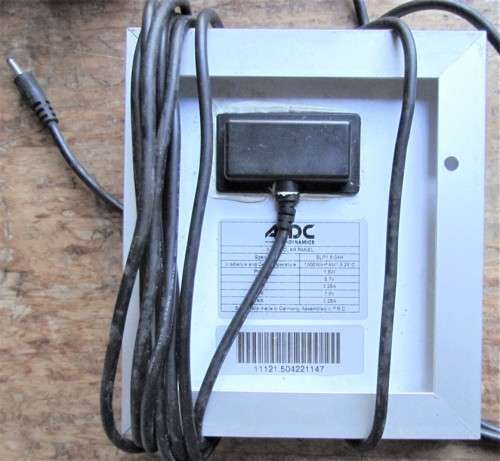 SOLAR PANEL CHARGER - EXCELLENT CONDITION - LOW START