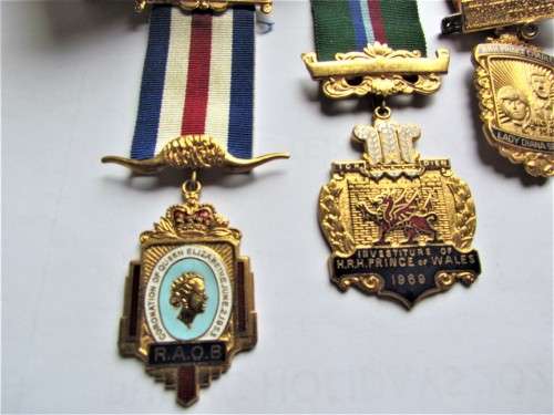 8 x Freemason Masonic Lodge Medals in old Cigar Box @@CRAZY R1 START@@