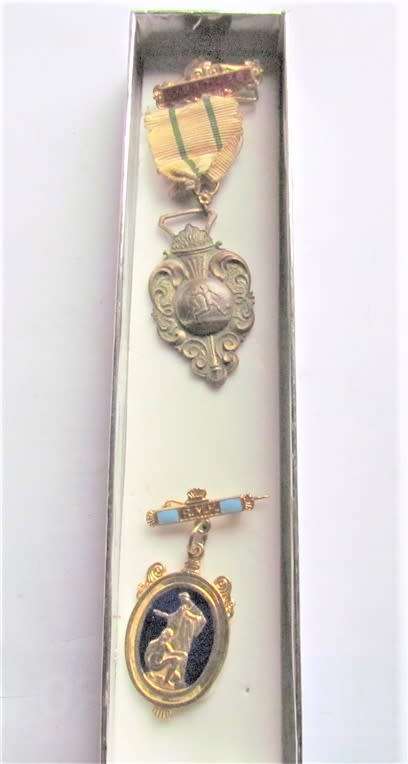 $$CRAZY R1 START$$ 2 X Medals in a Box -Masonic Jewel + 1937-38 Medal -1 Bid for both