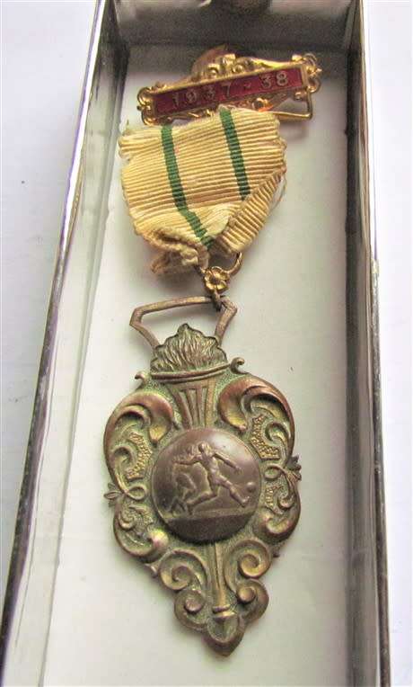 $$CRAZY R1 START$$ 2 X Medals in a Box -Masonic Jewel + 1937-38 Medal -1 Bid for both