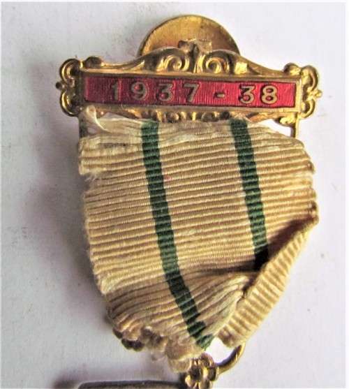 $$CRAZY R1 START$$ 2 X Medals in a Box -Masonic Jewel + 1937-38 Medal -1 Bid for both