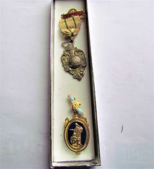 $$CRAZY R1 START$$ 2 X Medals in a Box -Masonic Jewel + 1937-38 Medal -1 Bid for both