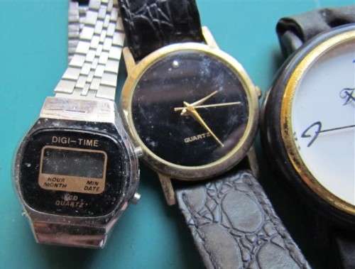 **R1 START** 4 x Watches1 Bid - Sold as Parts - Do not know if working