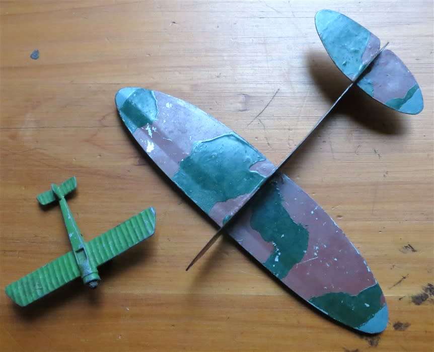 2 x  Metal Toy Airplanes + Rank Badge/Patch to show size - not included
